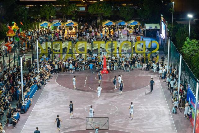 球员们挥洒, 每一处都围